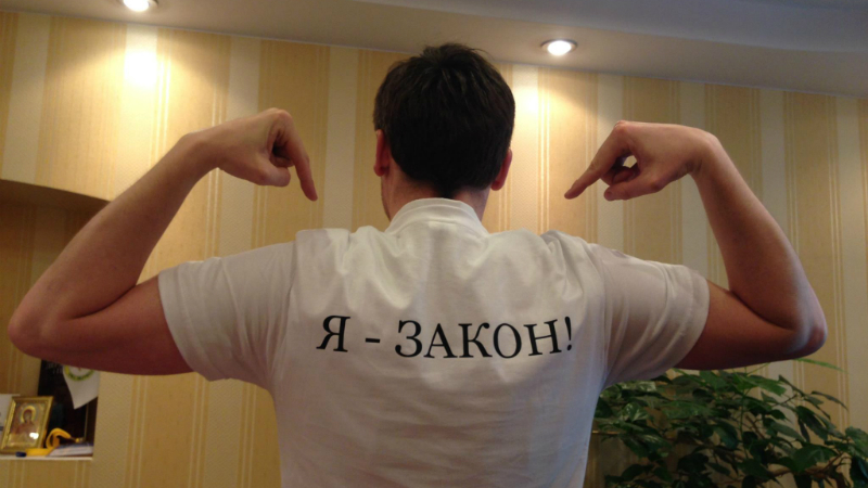 "Open Court" co-founder wearing a t-shirt that says "I am the law." The slogan implies that every citizen, including lawmakers, is subject to the same laws. Image edited by Anna Poludenko-Young.