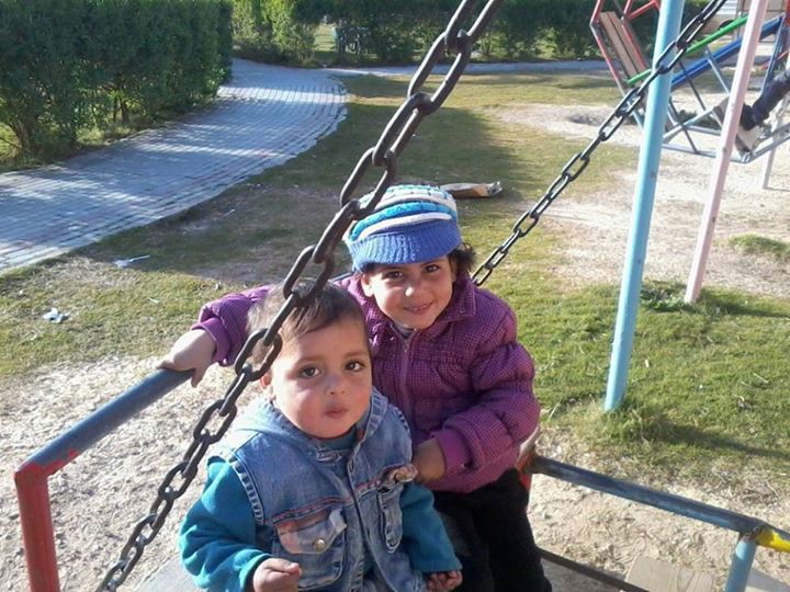 Sahir con la sua sorellina (Fonte: Electronic Intifada). L'immagine del volto di Sahir è troppo forte per essere pubblicata.