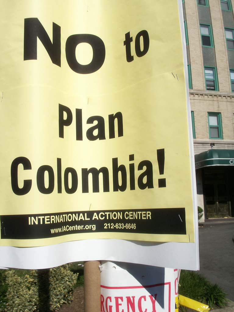 Afiche en contra del Plan Colombia. Foto tomada de la cuenta en Flickr de Daniel Lobo bajo licencia Creative Commons.