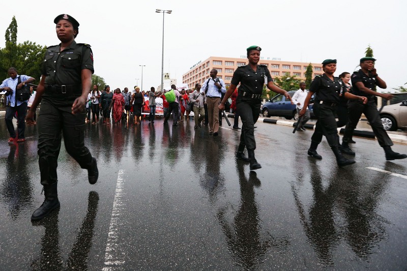 Abuja, Nigérie. 30. dubna 2014. Protestující vyšli do ulici poblíž tří chudých regionů Abuji, aby od vlády požadovali rychlou reakci na unesení 200 školaček z Chiboku. Autorem fotografie je Ayemoba Godswill, zdrojem server Demotix.
