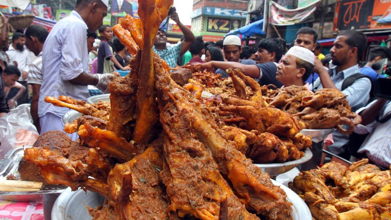 ران روسٹ، بکرے کی ران شادی بیاہ کی تقاریب میں بڑی مقبول ڈش ہے۔ تصویر - حسن علی۔ کاپیرائیٹ: ڈیموٹکس 30/6/2014 