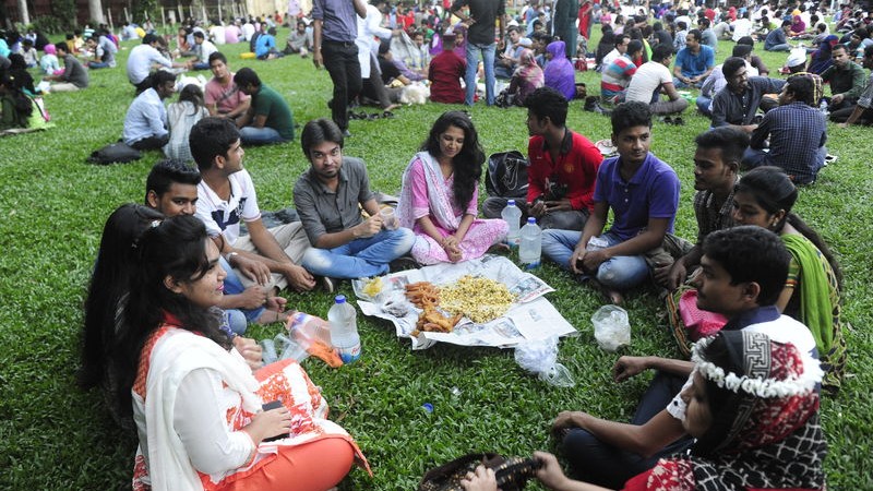 ڈھاکہ یونیورسٹی کے ٹیچر اسٹوڈنٹ سینٹر میں افطار کے لئے اکٹھے ہوئے روزہ دار. تصویر - محمد اسد۔ کاپی رائیٹ ڈیموٹکس 29/6/2015 