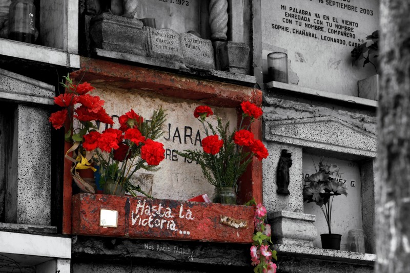 Este era el nicho en el cual fue sepultado Victor Jara, posteriormente a los estudios forenses en 2009, fue trasladado a la tumba definitiva. Photo taken from the Flickr account of Claudio Quezada under Creative Commons licence.