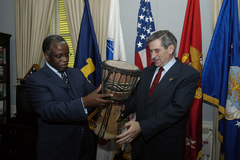 Former Ugandan Prime Minister presenting a gift to former US Deputy Secretary of Defense Paul Wolfowitz. Mbabazi intends to challenge president Museveni. Public Domain photo by  US Federal Government.