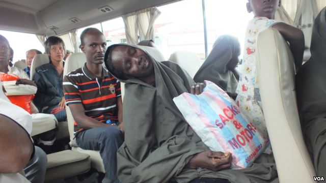  Několik měsíců po zajetí údajnými ozbrojenci Boko Haram dorazila bývalá rukojmí na kamerunské národní letiště Yaounde Nsimalen. Zdroj fotografie: Wikimedia Commons.