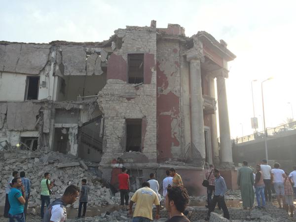 "Foto dell'esplosione al Consolato Italiano" twitta il giornalista @degner, uno degli arrestati per aver ripreso l'esplosione della bomba nel centro del Cairo 