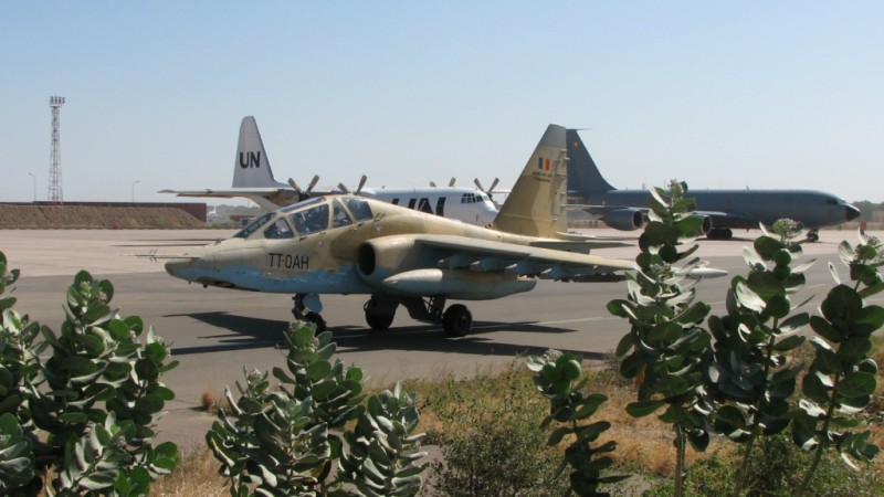  Čadský letoun Suchoj Su-25 na letišti N'djamena. Z Wikipedie, licence CC-BY-4.0.