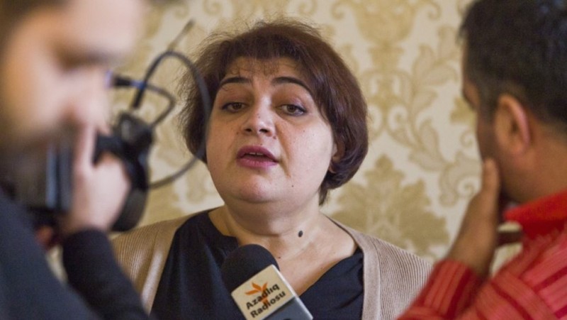Chadidža Ismailová, investigativní novinářka světové proslulosti. Autorem fotografie je Abas Atillay, RFER/L, v rámci licence Creative Commons.
