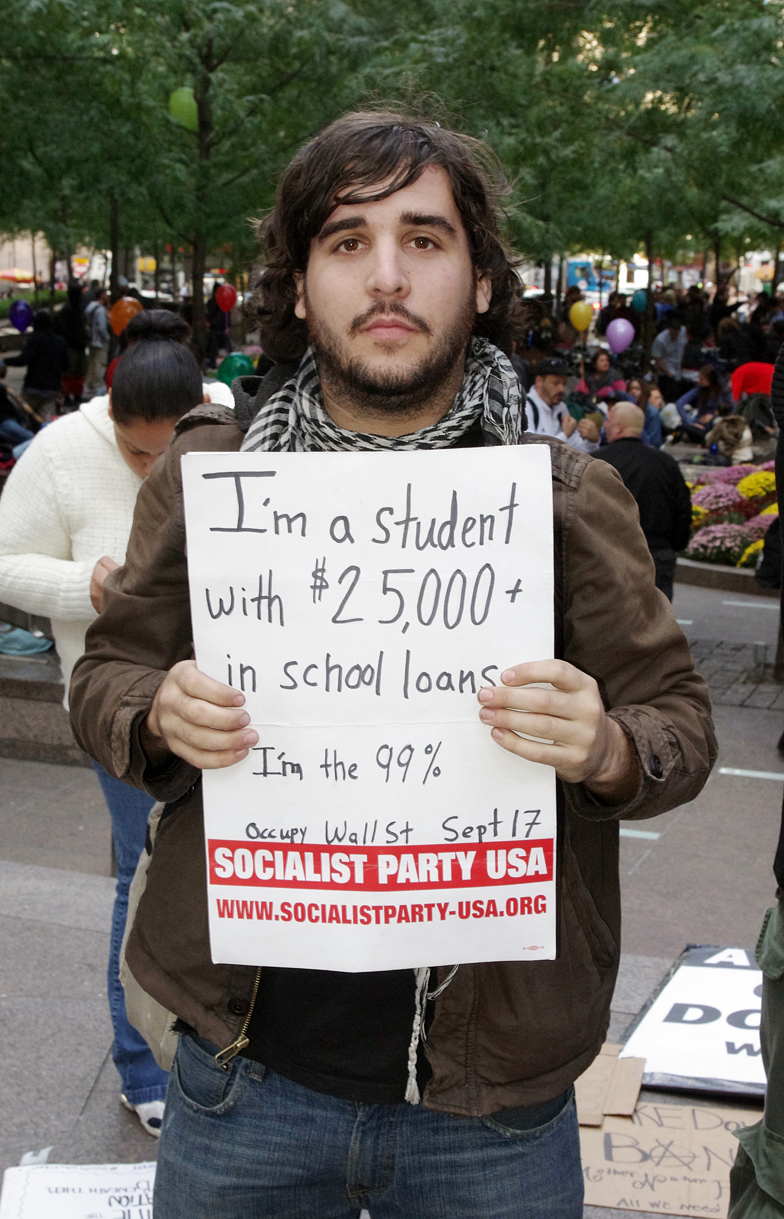 デモ参加者が掲げていた、米国の学生の負債状況。ウォール街占拠デモの3日目、マンハッタンのズコッティ公園にて。撮影：デビッド・シャンクボーン（CC BY 3.0）