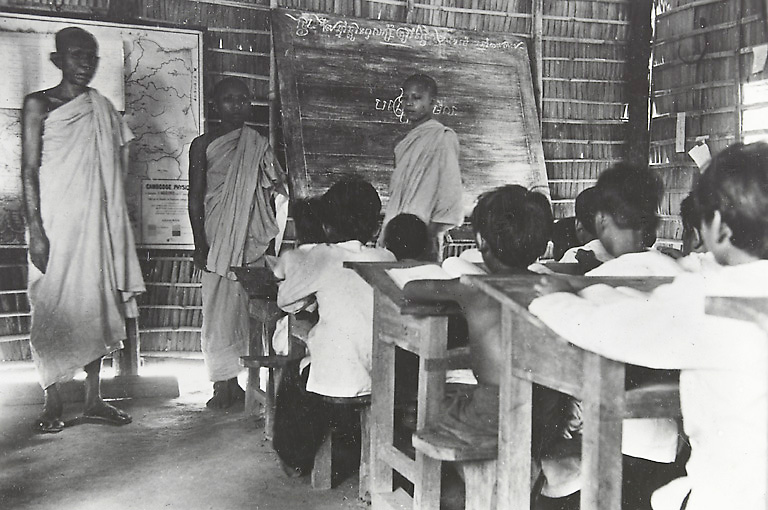 Уроки в школе Пномпеня