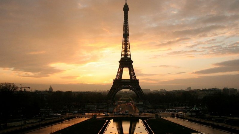 Eiffel tower at dawn, taken from place du trocadero by Nitot CC BY-SA 3.0 