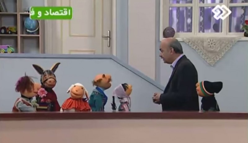 Mr. Host with the puppets of Kolah Germezi. Screenshot from YouTube.