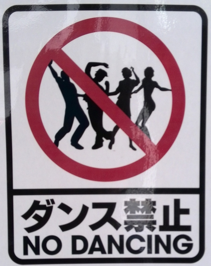 "No dancing" sign in a bar in Tokyo. Photo by Nicolas1981. CC BY-SA 3.0