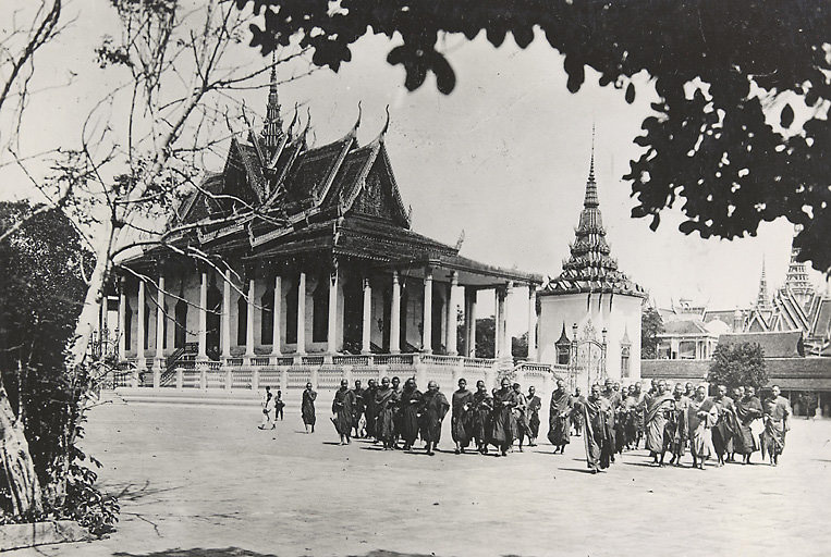  Mniši u Stříbrné pagody v Phnompenhu. Autorem fotografie je Têtard (René)