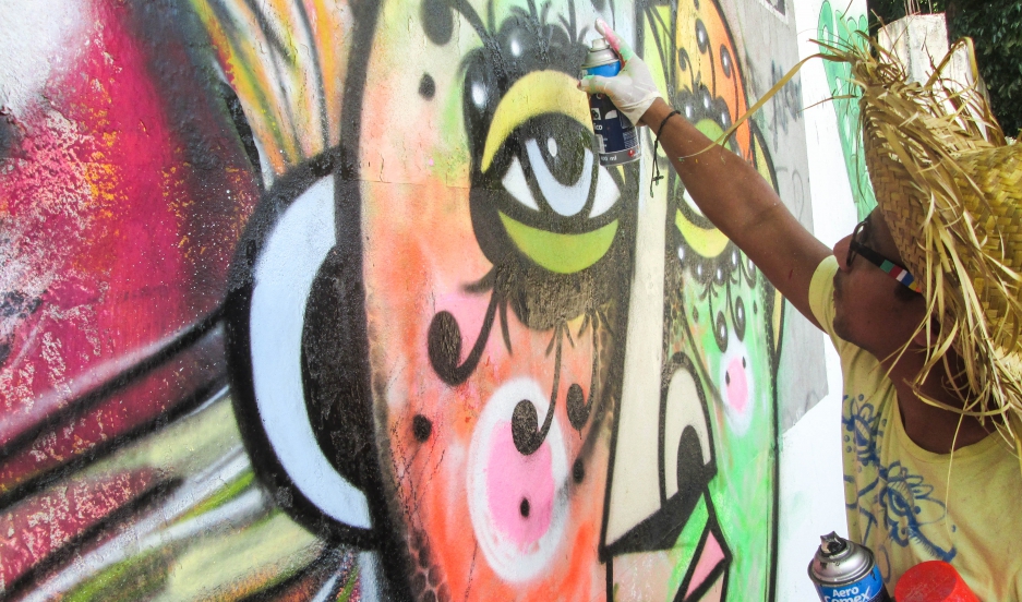 Граффити-художник Рей Блинки за работой в Сан-Педро-Сула, Гондурас. Фото: Натаниэль Яновиц. Используется с разрешения PRI.