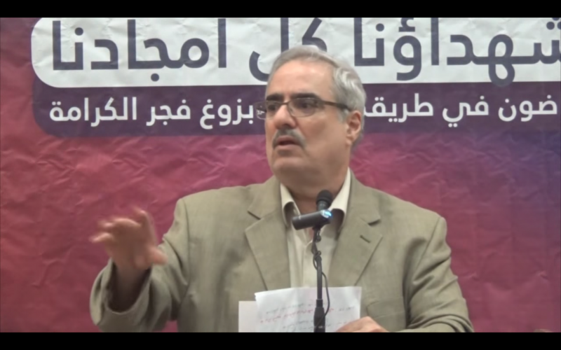 Fotografie pořízená z videozáznamu: Ibráhím Šaríf promlouvá během vzpomínkové akce na zabitého Hussáma al-Haddáda.