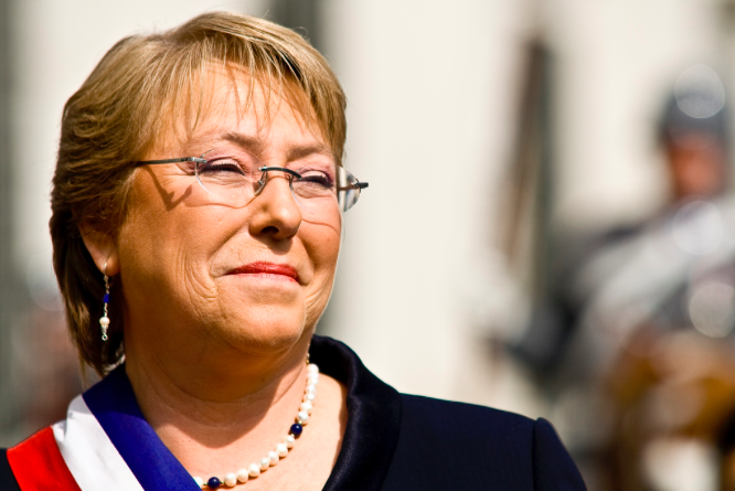 La presidenta de Chile, Michelle Bachelet, pasó de gozar una alta popularidad en su gestión a foto tomada de la cuenta en Flickr de Oscar Ordenes bajor licencia Creative Commons.