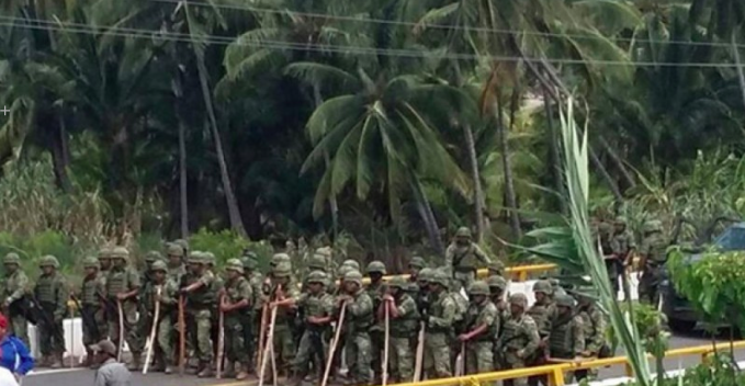 Image shared by several media. Shows the Mexican Army in Santa María de Ostula. Independent press and local sources denounced attacks to civilians during an operation. This and other photos have come forward during the coverage that has captured Internet users’ attention in Mexico.