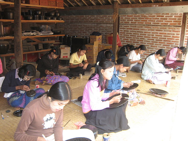  Pracovnice dílny v barmskému Baganu. Fotografie ze serveru Wikimedia, licence CC.