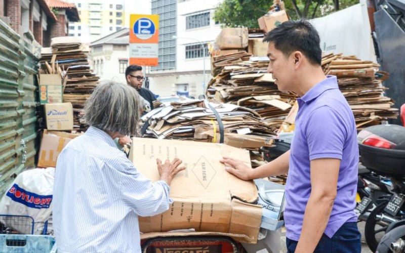 Minister Tan Chuan-Jin interviews an 80-year-old cardboard collector. Photo from the widely shared Facebook post of the minister