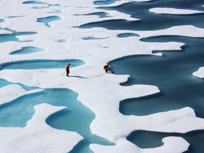 عندما يذوب الجليد ، يتجمع الماء السائل على سطح المنخفضات و يعمقها، مشكلا بركا ذائبة. الصورة من موقع فليكر للمستخدم NASA Goddard Flight Center. تنشر بموجب اتفاقية المشاع الإبداعي، النسبة 2:00