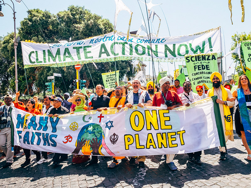 مسيرة حول تغير المناخ بالفاتيكان في 28 يونيو - حزيران 2015 . صورة من موقع فليكر للمستخدم. تنشر بموجب اتفاقية المشاع الإبداعي، النسبة 2:00