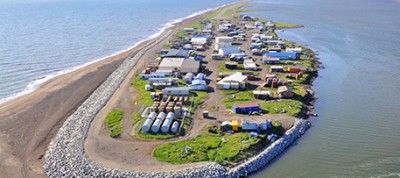 Il villaggio di Kivalina (Alaska), messo in pericolo dall'erosione delle coste, ha citato in giudizio varie aziende fornitrici di energia, sostenendo che il cambiamento climatico ha costretto i suoi abitanti a trasferirsi altrove. Flickr: Foto di ShoreZone (Flickr/Creative Commons)