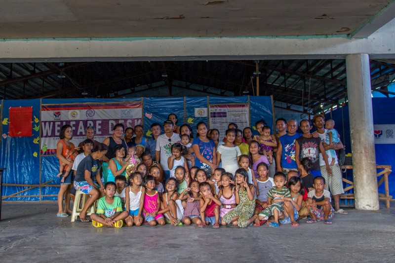 Some of the 200 people that have been living in a public gym for the past 7 months in Catbalogan. Photo by Taisa Sganzerla 