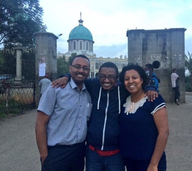 Asmamaw e Tesfalem, liberi, con Blena Sahilu. Foto di @BlenaSahilu su Twitter.