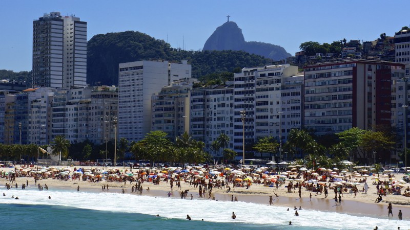  Rio de Janeiro's Strand Leme, in der wohlhabenden Südzone. Foto von Flickr Nutzer armandolobos CC-BY-NC-SA