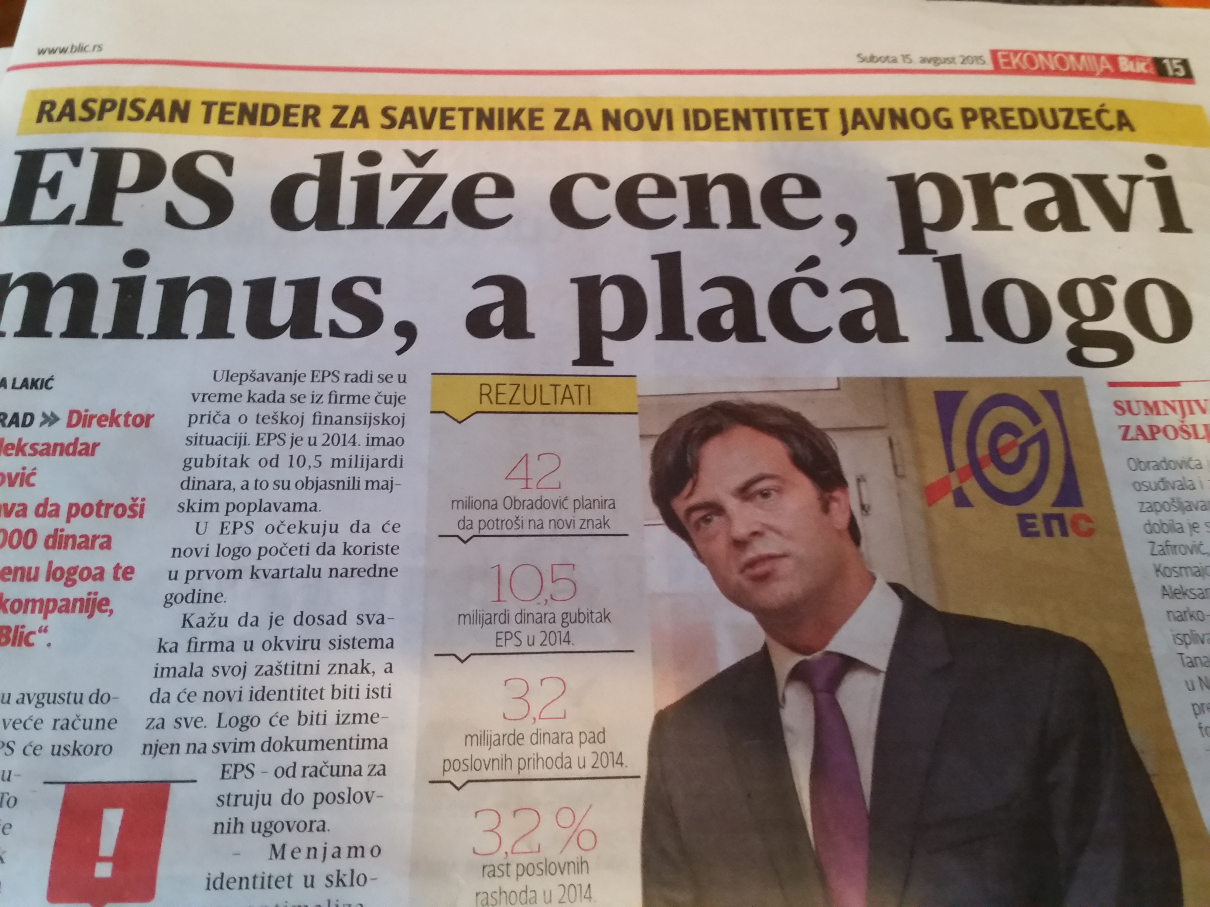 Az augusztus 15-i Blic 14. oldalán lévő cikkben a következő áll: „Miközben az EPS növeli az árait, a szolgáltató [pénzügyileg] veszteséges és új logóért fizet". A szerző fotója.