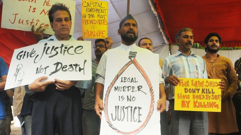 Indian social activists hold placards during a protest against the hanging of 1993 Mumbai blast convict Yakub Memon, in the Capital. Image by Himanshu Sharma. Copyright Demotix (30/7/2015)
