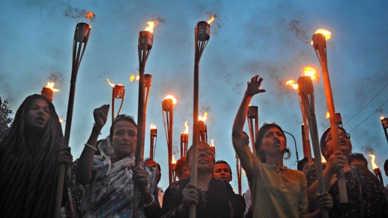 Факельное шествие активистов, которые требуют немедленного ареста и публичного наказания убийы блогера Нилоя Нила. Дакка, Бангладеш. Фотография Куршеда Алама Ринку (Khurshed Alam Rinku). Copyright Demotix (8/8/2015)