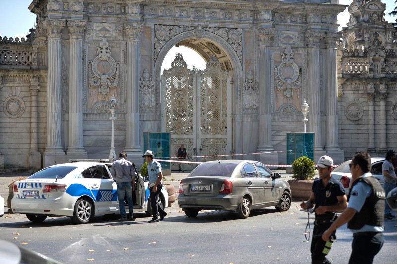 Istanbul, Turkey. 19th August 2015 -- Police cordon off the access to the iconic Dolmabahçe Palace in Istanbul, home to the prime minister's Istanbul offices, after a shootout with two armed men, believed to have been captured later in Taksim Square. -- Unknown men attack a police post outside the Dolmabahce Palace with a stun grenade. The Dolmabahçe Palace, popular with tourists, is home to the prime minister's Istanbul offices. 2 suspects with automatic guns have been captured close to Taksim sq.