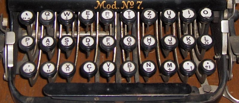 https://commons.wikimedia.org/wiki/File:Typewriter_adler1_keyboard.jpg. 