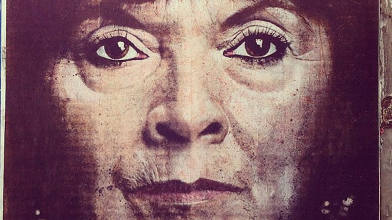 جداريّة في مدينة بوينس آيرس لسوزانا تريماركو والدة الشاّبة ماريتا فيرون 23 عام التي اختطفتها من مدينة توكومان الأرجنتينية في نيسان/أبريل 2002 عصابة للّإتجار بالبشر