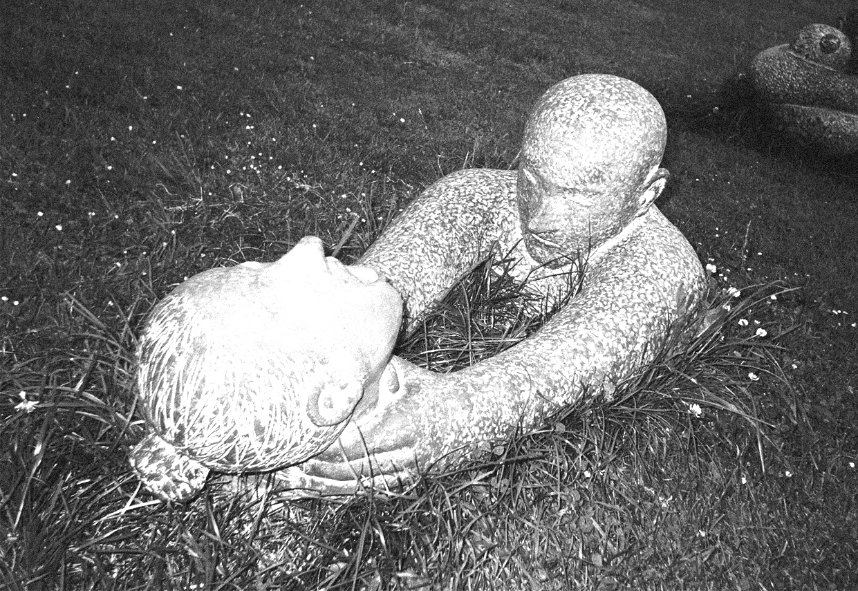 Изображение душащих друг друга статуй в Праге, фото пользователя Flickr Дэвида Сима, обработка автора. CC BY-2.0