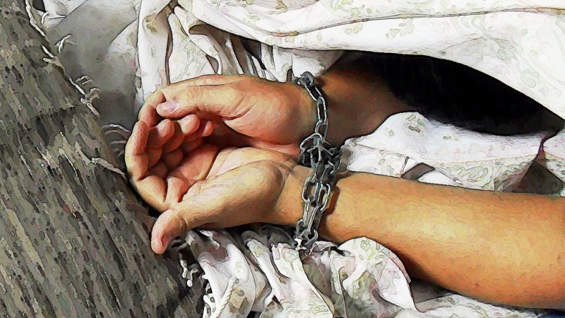 Anonymous hands in chains on a bed convey the helplessness of victims of human trafficking universally, 11 July 2012. Image by Flickr User @Imagens Evangélicas (CC BY 2.0) 