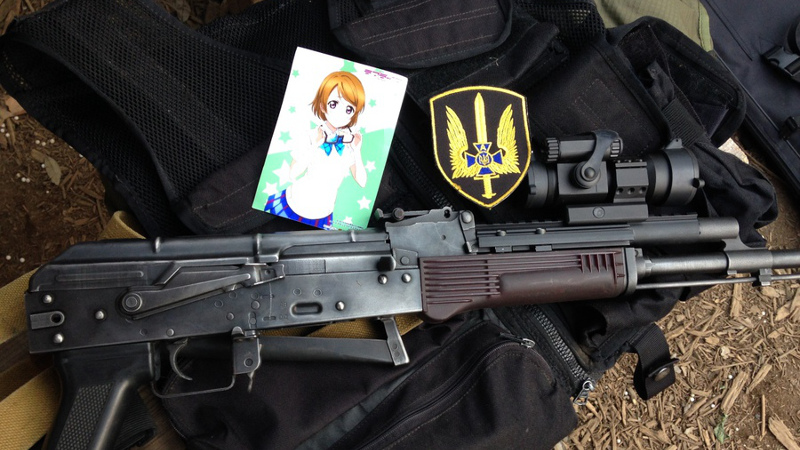Ukrainian military insignia, a flack jacket, and a airsoft rifle, accompanied by an anime drawing—a Japanese otaku's arsenal. Image from http://kumanori0108.militaryblog.jp/.