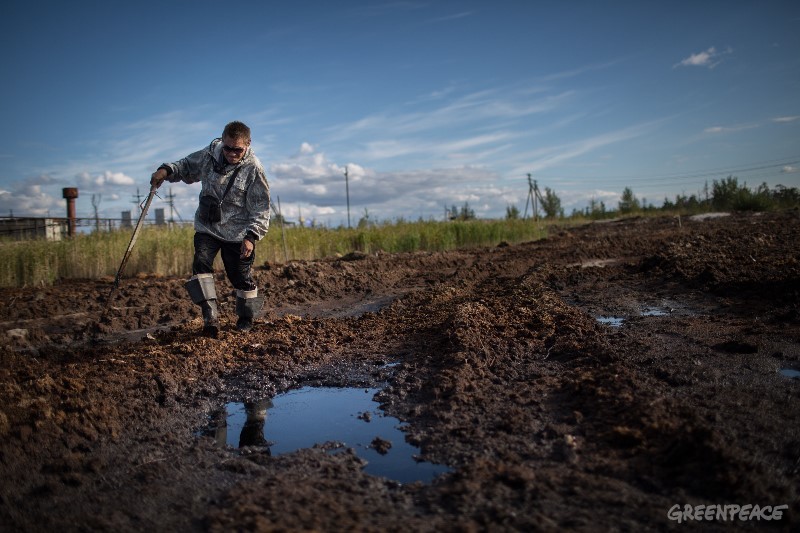 Sergey Kechimov montre les traces laissées par les compagnies pétrolières sur les terres Khanty. Avec l'autorisation de Denis Sinyakov/Greenpeace.