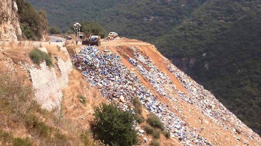 The Lebanese government has resorted to dumping garbage in areas like this hillside in Monte Verde, just outside of Beirut. Image by tol3etre7etkom.