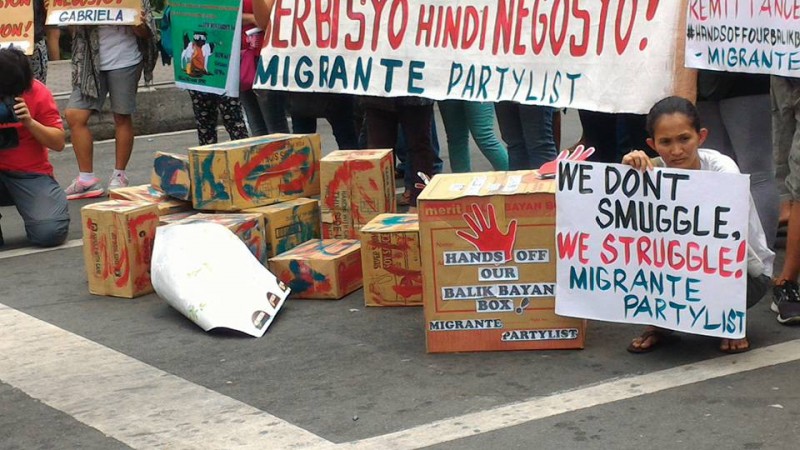Activists hold a rally near the presidential palace denouncing the stricter rules in inspecting balikbayan boxes. Photo from the Facebook page of Lennon Ying-Dah Wong