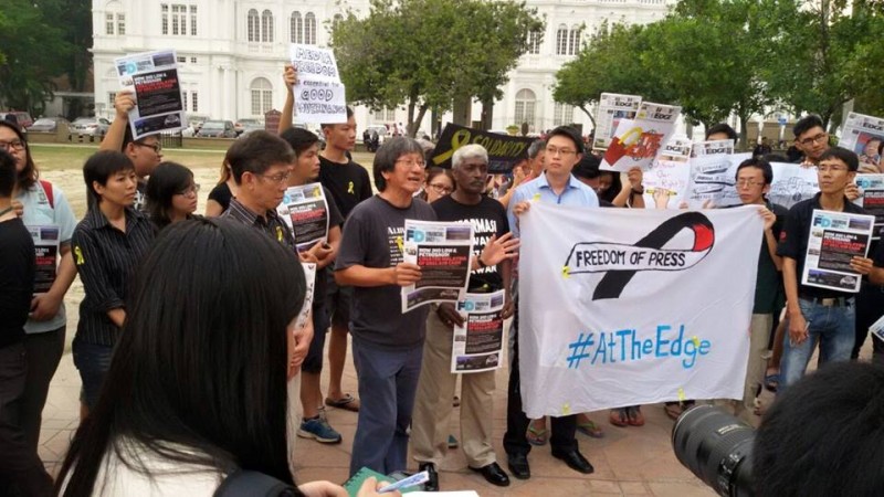  Novináři, aktivisté a znepokojení občané se sešli v malajsijském Penangu, aby projevili solidaritu s kampaní za ochranu svobody slova. Fotografie z facebookové stránky 'Malaysians stand in solidarity with The Edge' (Malajsijci jsou solidární s kampaní The Edge)
