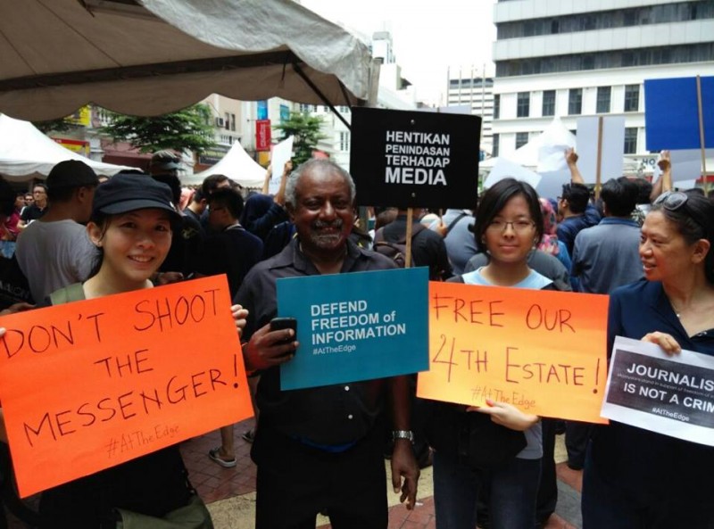 Несколько участников кампании #AtTheEdge за свободу и независимость медиа Малайзии. Фотография со страницы Facebook «Малазийцы солидарны с The Edge» width=