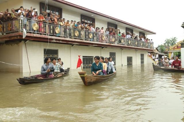 Inspecting the flood situation in the town of Bago. Photo from the Facebook page of Aung San Suu Kyi