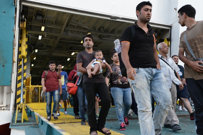 Пирей, Греция, 21 августа 2015 года — Сирийские беженцы (2176 человек) прибывают в порт Пирей на  Eleftherios Venizelos, корабле, зафрахтованном правительством Греции. Фотография: Василис Асвестопулос. Copyright Demotix