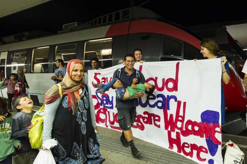 Vienna, Austria. 1 September 2015 -- A banner is held up by a group welcoming refugees arriving from Syria and Afghanistan at Vienna Railway Station where they plan to stay overnight en route to Germany. Photo by Martin Juen. Copyright Demotix