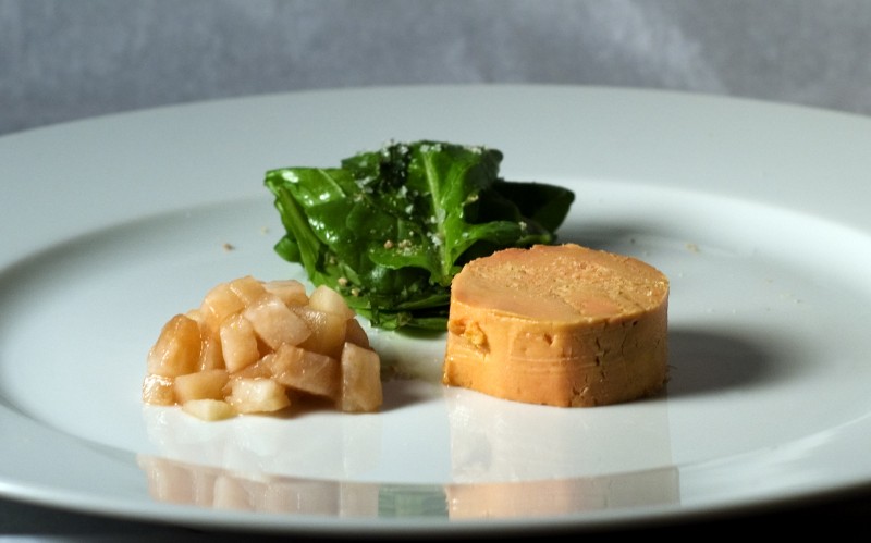 Foie gras de pato mulard con pera en vinagreta. Imagen de Wikipedia.