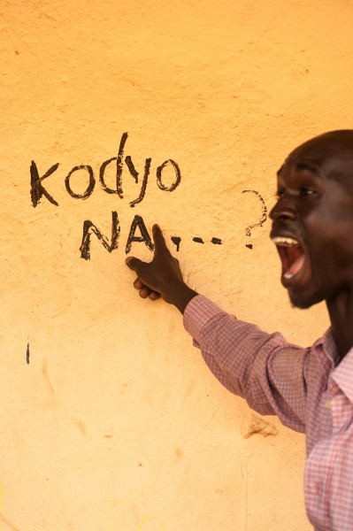 カクワ語（イエイ郡やモロボ郡あたりの地方言語）では、「Kodyo na…?」は「私はどう？！」の意。写真：ペルニル・ベレントセン 